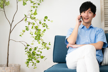 私服姿の若い男性　ライフスタイルイメージ
