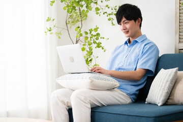 私服姿の若い男性　ライフスタイルイメージ