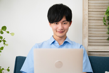 私服姿の若い男性　ライフスタイルイメージ