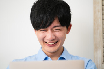 私服姿の若い男性　ライフスタイルイメージ