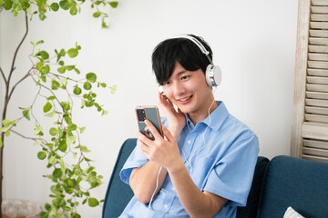 私服姿の若い男性　ライフスタイルイメージ
