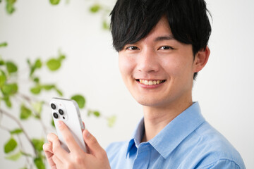 私服姿の若い男性　ライフスタイルイメージ