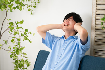 私服姿の若い男性　ライフスタイルイメージ