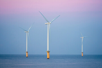 Turbiny wiatrowe, na wybrzeżu morza północnego - obrazy, fototapety, plakaty