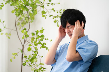 私服姿の若い男性　ライフスタイルイメージ