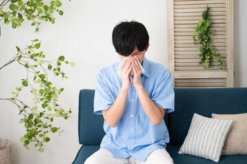 私服姿の若い男性　ライフスタイルイメージ