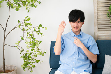 私服姿の若い男性　ライフスタイルイメージ