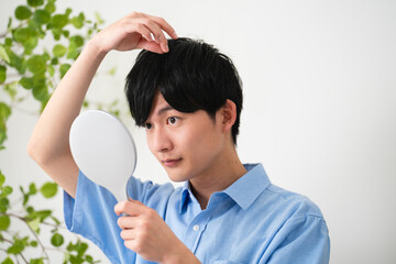 私服姿の若い男性　ライフスタイルイメージ