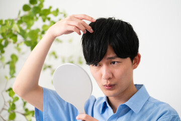 私服姿の若い男性　ライフスタイルイメージ