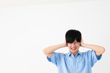 私服姿の若い男性　ライフスタイルイメージ
