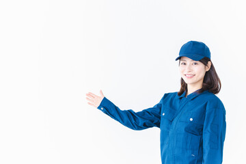 作業服を着て笑顔でご紹介をする若い女性