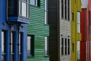 Kolorowe fasady domów na szkockim wybrzeżu  - obrazy, fototapety, plakaty