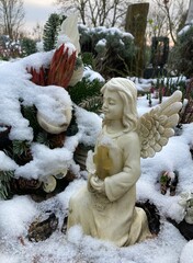 Engel im Schnee auf dem Friedhof