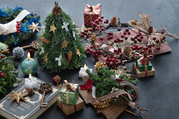 クリスマスの飾り　小さなクリスマスツリーとナチュラルリース