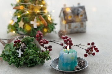 小さなクリスマスツリーのイルミネーションとキャンドル　白背景