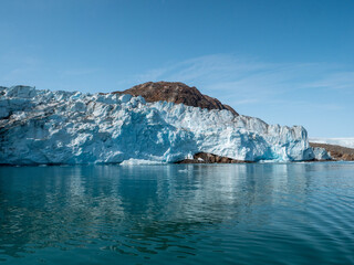 Ein Gletscher schiebt sich ins Meer in Grönland