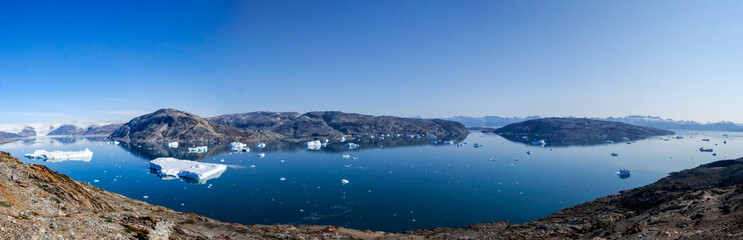 Fototapeta premium Panorama einer Fjordlandschaft mit Eisbergen in Grönland