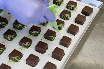 バレンタインのギフト用チョコレート作りとデコレーション