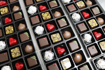 チェリーボンボン、トリュフ、プラリネのバレンタインのチョコレート