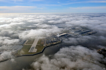 Hamburg Finkenwerder Werksflugplatz unter Wolken