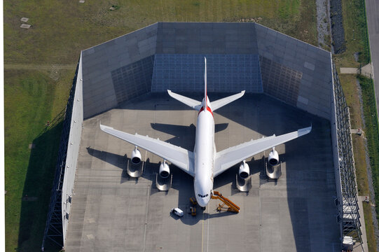 Airbus A380 in der L&auml;rmschutzhalle