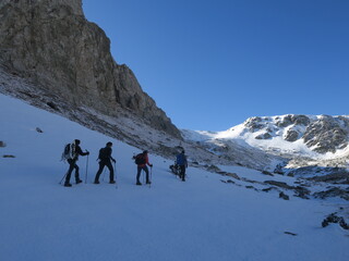 Randonnée en montagne avec des gens en alpinisme avec crampons et piolet en hiver sur la neige et...