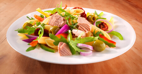 Salat Penne e Tonno, Thunfischsalat, griechischer Salat, Salat Penne mit Thunfisch, isoliert, Thunfisch, Fisch,