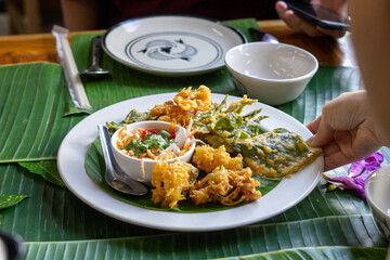 Deep-fried vegetables served in white plate