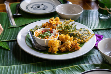 Deep-fried vegetables served in white plate