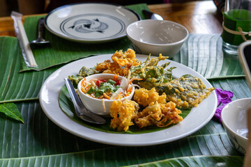 Deep-fried vegetables served in white plate