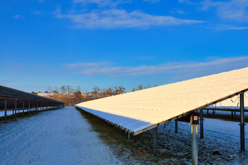 Solaranlage Winter - Elektrizität - Photovoltaik - Solar - Environment- Ecology - Solar System -...