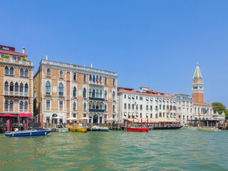 Fototapeta na wymiar Traditional Venetian architecture along canal (Venice, Italy)