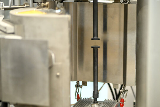 Compression plates of a Dynamic Mechanical Analysis machine (DMA)