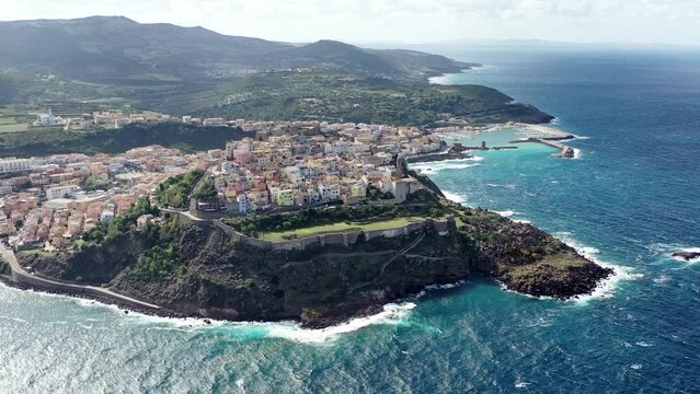 survol de la Sardaigne en Italie vers Castelsardo