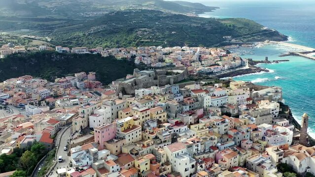 survol de la Sardaigne en Italie vers Castelsardo