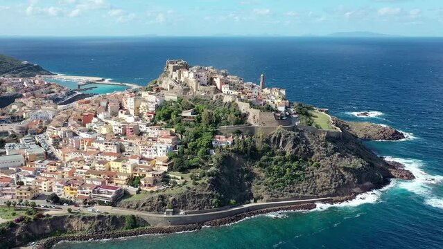 survol de la Sardaigne en Italie vers Castelsardo
