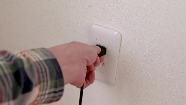 壁のコンセントに電源プラグを接続する