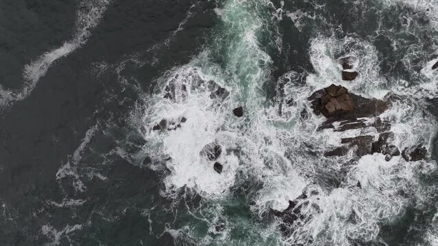 Oceano Atlantico en vista cenital con gran oleaje