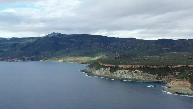 survol de la c&ocirc;te ouest de la Sardaigne &agrave; Bosa