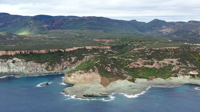 survol de la c&ocirc;te ouest de la Sardaigne &agrave; Bosa