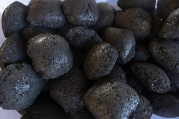 たくさんの黒い練炭の写真