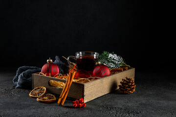 Leckerer Glühwein im Glas zur Winterzeit