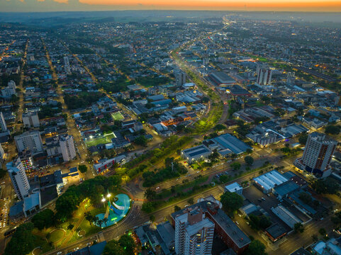 Vista a&eacute;rea da cidade de Cascavel, Paran&aacute;, Brasil. Entardecer e Anoitecer.