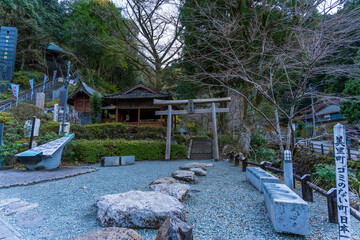 鳥居と休憩場　日本一の石段　3333段の観光スポット
Torii gate and rest area,...