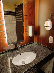 Waschtisch in einer öffentlichen Toilette mit gediegeer Ausstattung, Spiegel. Seifenspender,...