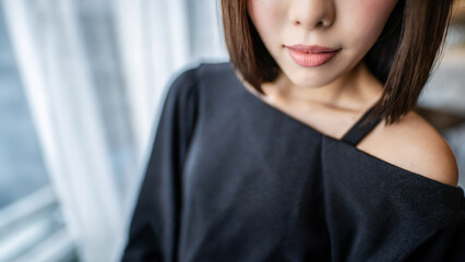 黒い服の女性の口元