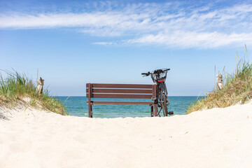 Sitzbank mit Fahrrad in den Dünen der Ostsee
