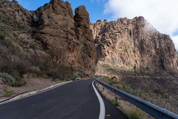 the road to the mountains