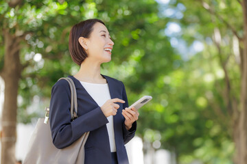 女性　スマートフォン