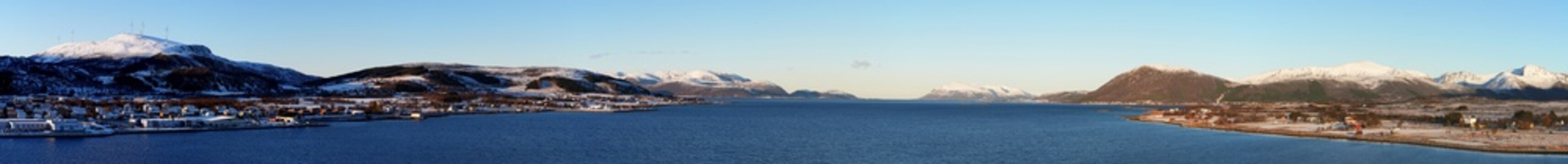 Meerenge bei Sortland, Vesteralen, Norwegen, Panorama, Blick in die Weite der Meerenge zwischen den schneebedeckten Bergen